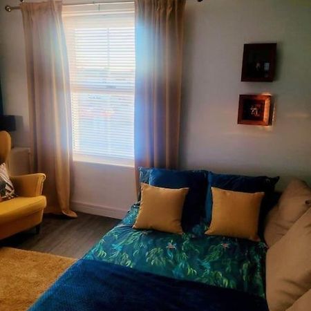 No 1 The Terrace Apartment Rainhill ภายนอก รูปภาพ