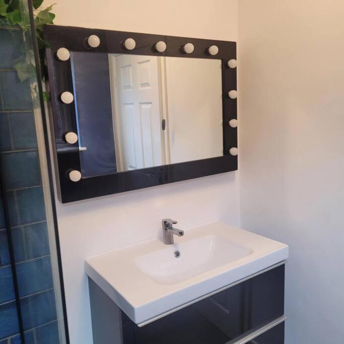 No 1 The Terrace Apartment Rainhill ภายนอก รูปภาพ